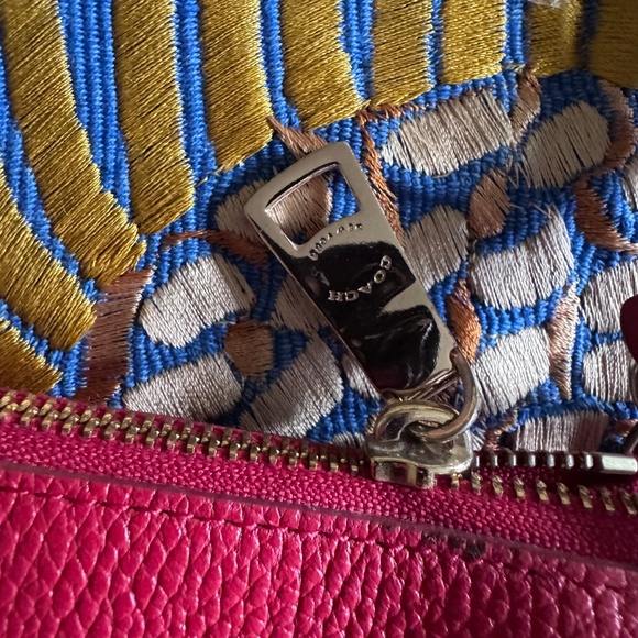 Coach Charlie Handbag / Crossbody Pebbled Leather w/ Embossed Horse & Carriage - Picture 6 of 16